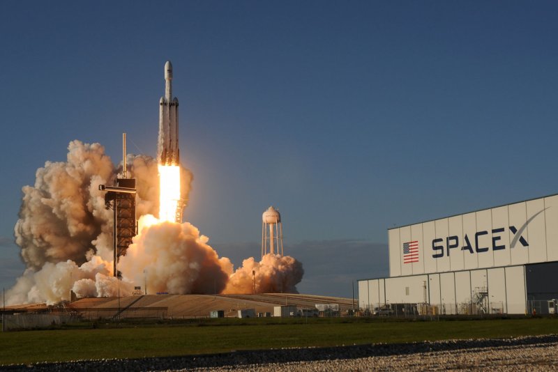 SpaceX's Falcon Heavy makes flawless liftoff, landings