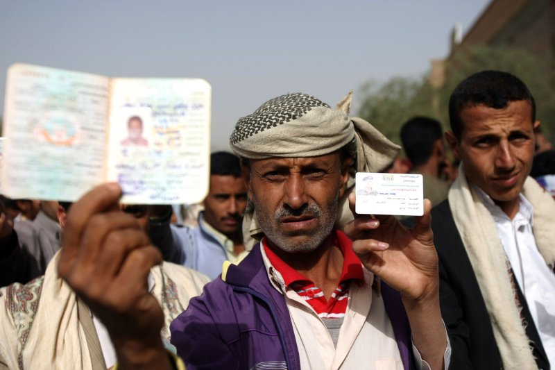 Yemen president takes oath; blast kills 21