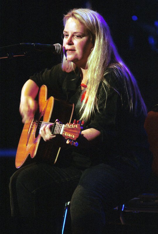 VAN2001071201 - 12 JULY 2001 - VANCOUVER, BRITISH COLUMBIA, CANADA: Mary Chapin Carpenter performs at the Orpheum Theater during her "time * sex * love*" tour 2001 stop in Vancouver, British Columbia, July 12, 2001. cc/hr/H. Ruckemann UPI