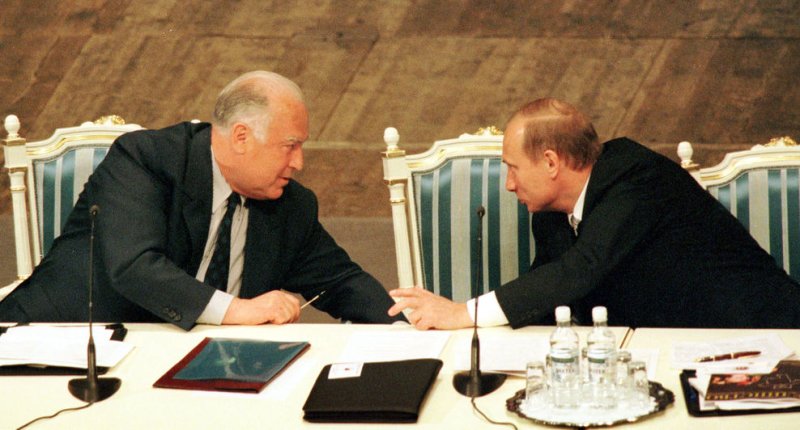 Viktor Chernomhyrdin (L), shown with Vladimir Putin in a Mahy 5, 2000, file photo. UPI/ MM/Maxim Marmur