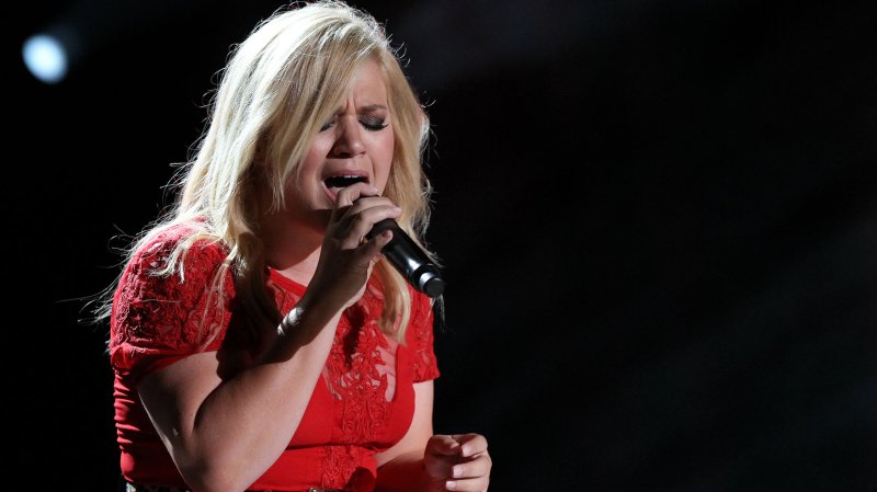 Kelly Clarkson finds lost engagement ring
