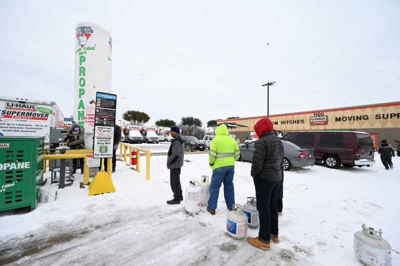 People wait to get propane tanks filled outside Dallas on February 16 as the power grid failed.&nbsp; Photo by Ian Halperin/UPI