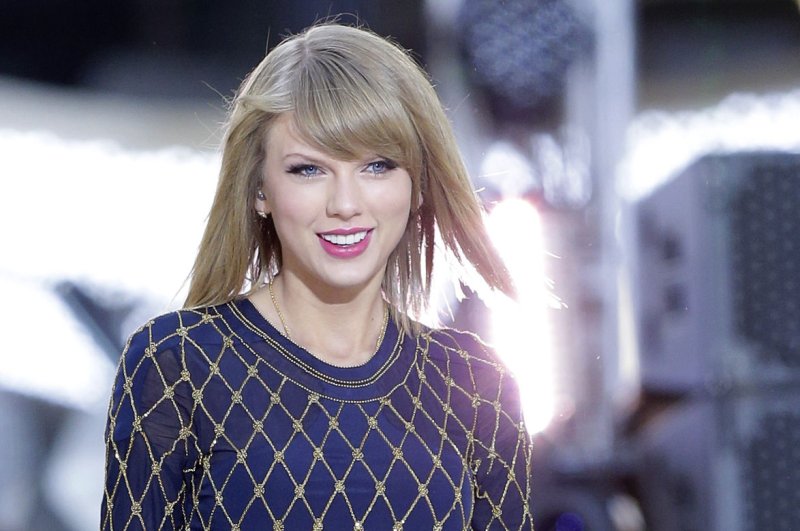 Taylor Swift helps pay fan's student loans
