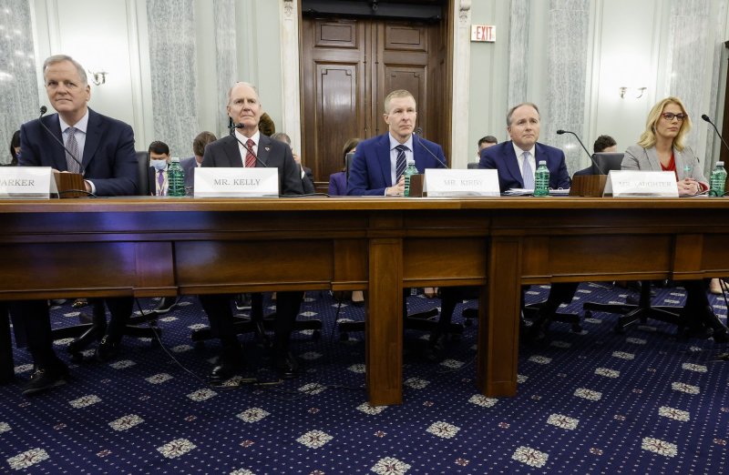 Two airline CEOs question need for masks in congressional testimony