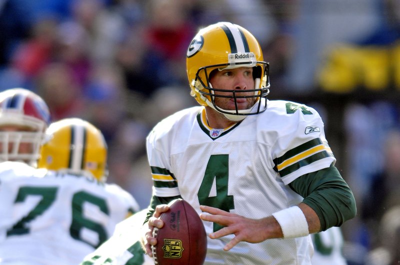 Green Bay Packers quarterback Brett Favre (4) looks downfield for an open receiver in the second quarter against the Buffalo Bills at Ralph Wilson Stadium in Orchard Park, NY, on November 5, 2006. (File/UPI Photo/Ed Wolfstein)