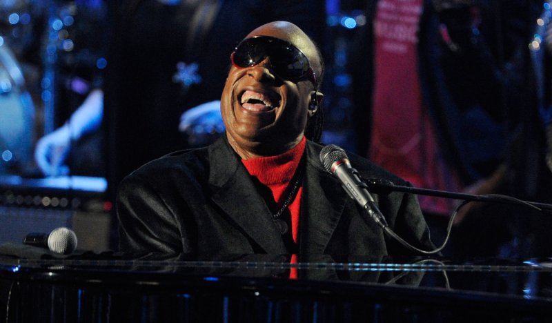Stevie Wonder to perform tribute to Dick Clark at AMAs