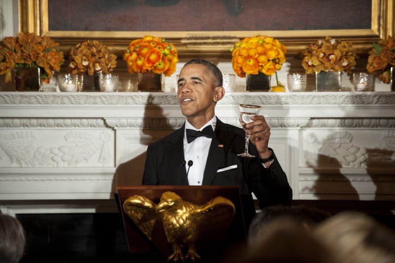 Obama urges for improved politics at governors dinner