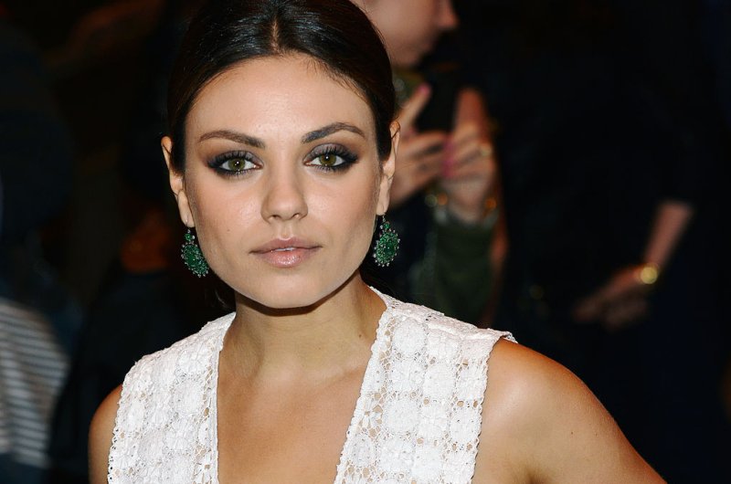Mila Kunis's baggy outfits, photographer confrontation spark pregnancy rumors