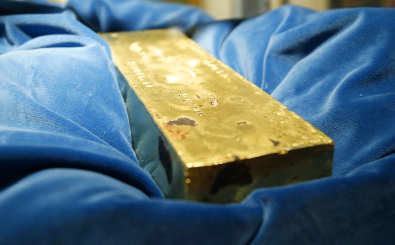 Canadian plumber finds $50,000 gold brick in bathroom