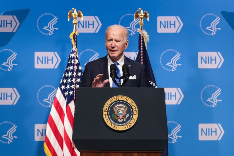 Biden steps up COVID-19 fight with testing for travelers, coverage for home tests