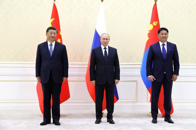 Chinese President Xi Jinping (L) and Russian President Vladimir Putin (C) are seen during the Shanghai Cooperation Organization summit in Samarkand, Uzbekistan, last Thursday. Photo by Kremlin Pool/UPI