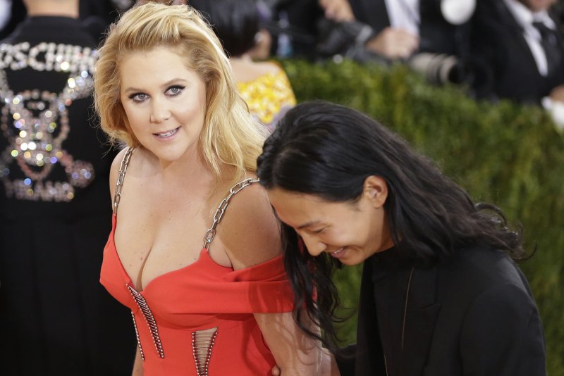 Amy Schumer vacations with Kate Hudson, Goldie Hawn