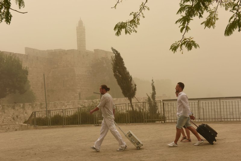 Two die as sandstorm envelops Middle East