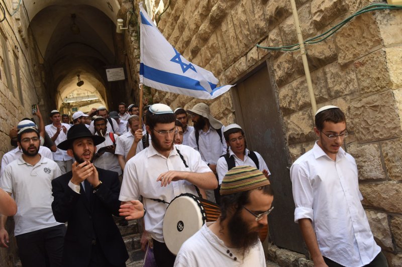 Jerusalem Day marches prompt clashes as Jews allowed to enter Temple Mount