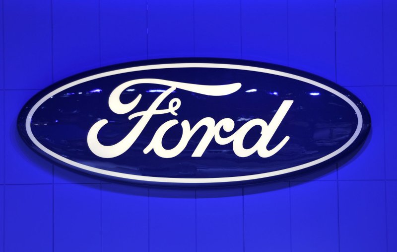 Ford replaces two executives smoothly