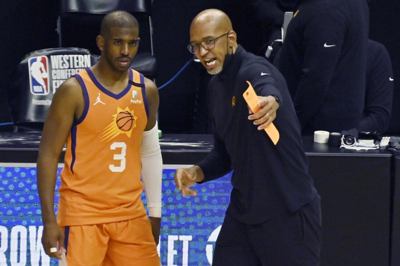 Fan ejected for incident with Chris Paul's family during Mavericks-Suns playoff game