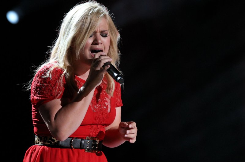 Kelly Clarkson moves 'American Idol' judges to tears with 'Piece By Piece'