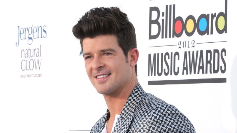 Robin Thicke's "Blurred Lines" reaches No. 1 in U.K.