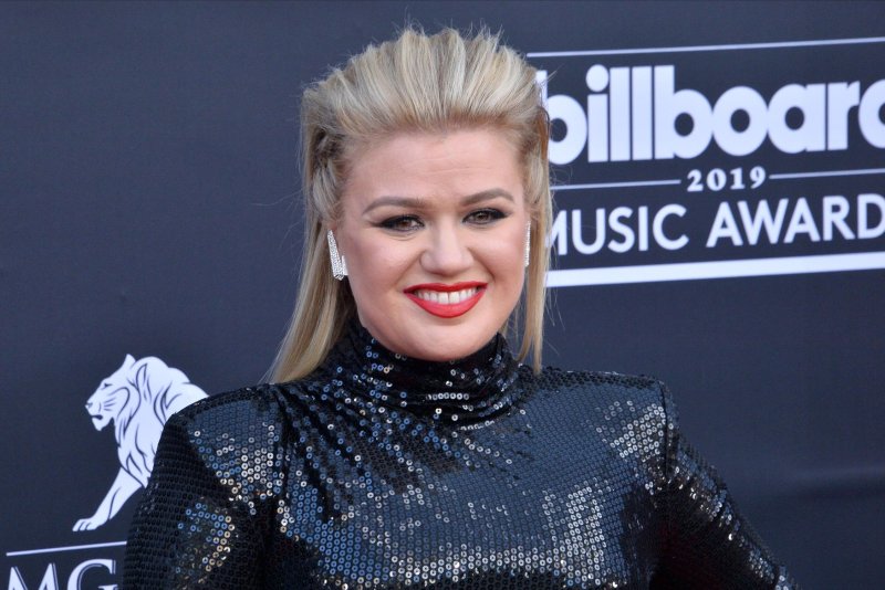 Kelly Clarkson announces 'Kellyoke' EP, drops 'Happier Than Ever' cover