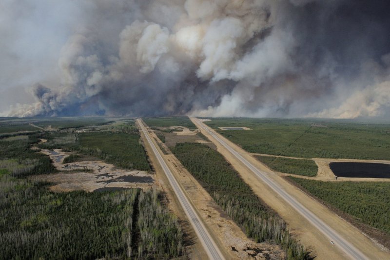 Alberta takes a ground-up approach to economic resilience in response to potential disasters, nearly a year after wildfires idled much of the provincial oil sector. File photo by MCpl VanPutten/Canadian Armed Forces. | <a href="/News_Photos/lp/3ce779d31eed1d6823ab89810ce03e93/" target="_blank">License Photo</a>