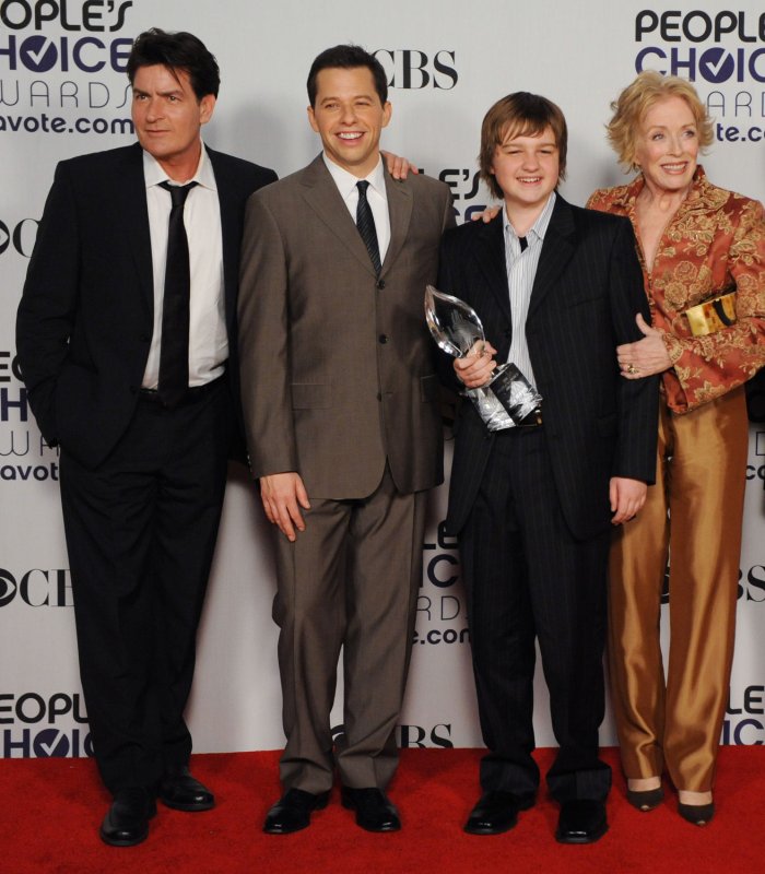 From left, Charlie Sheen, Jon Cryer, Angus T. Jones and Holland Taylor appear backstage with their favorite TV comedy award for "Two and a Half Men" at the 35th annual People's Choice Awards in Los Angeles on January 7, 2009. (UPI Photo/Jim Ruymen)