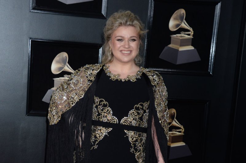Kelly Clarkson debuts new lighter hairdo with bangs