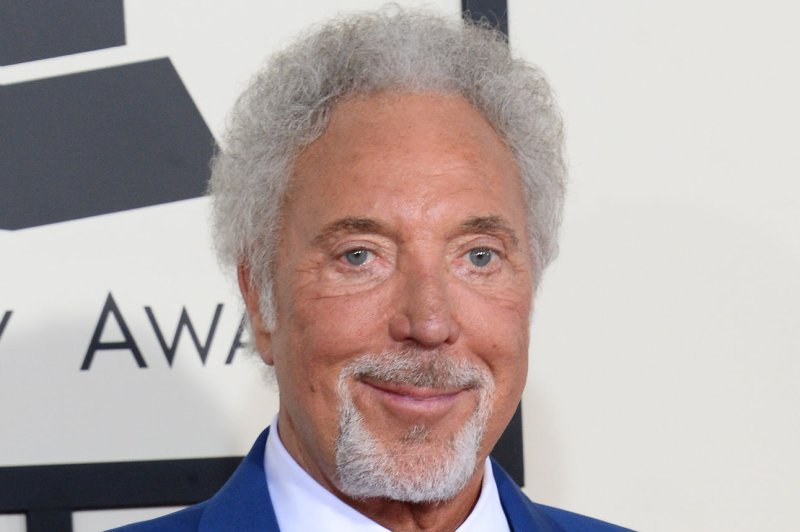 Tom Jones in hospital with bacterial infection, cancels show