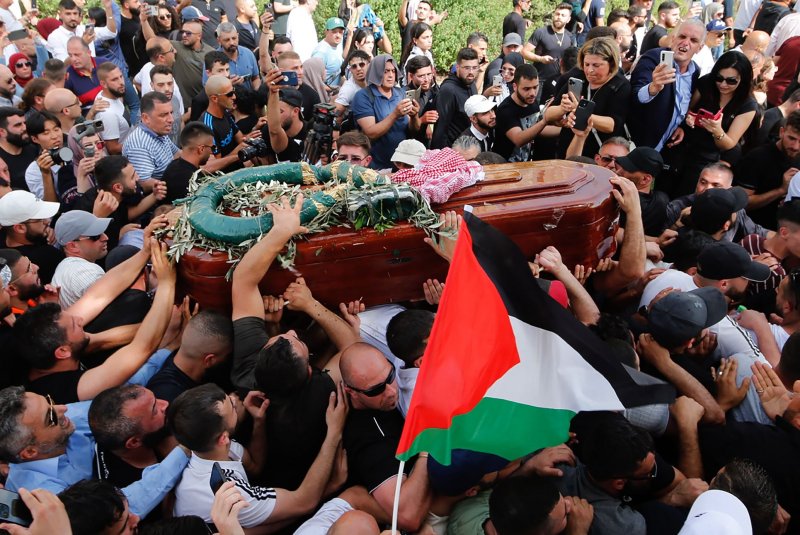 Israeli police beat mourners carrying coffin of slain Palestinian journalist