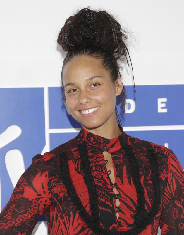 Alicia Keys goes makeup-free at 2016 MTV VMAs