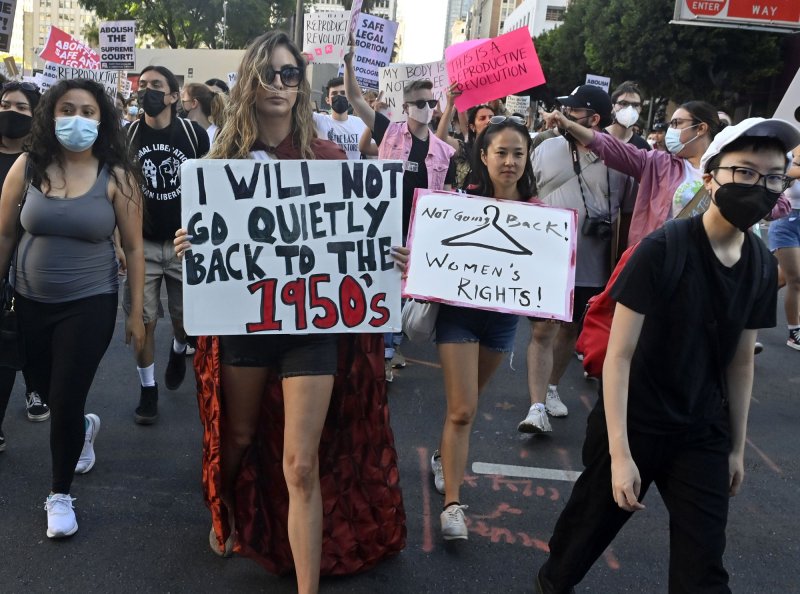 رد المتظاهرين في جميع أنحاء البلاد على حكم الإجهاض ، وانتشر الغاز المسيل للدموع في ولاية أريزونا