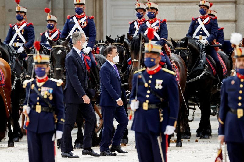 Spain's King Felipe VI (L) and South Korea's President Moon Jae-In (R) review the honor guard during an official reception ceremony at Royal Palace in Madrid, Spain on Tuesday. Photo by Ballesteros/EPA-EFE