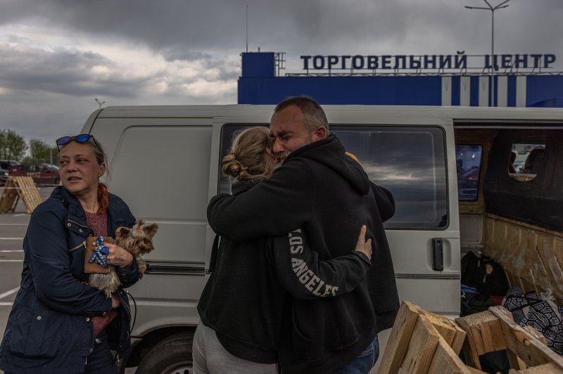 Some civilians evacuated from Mariupol, but hundreds remain in key Ukraine city