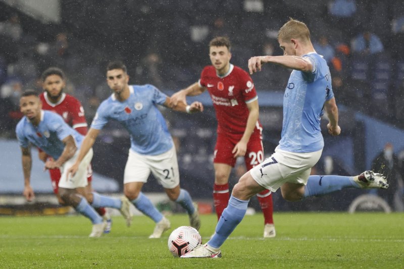 Manchester City's Kevin De Bruyne (R) misses a penalty during an English Premier League match between Manchester City and Liverpool on Sunday in Manchester, England. Pool Photo by Clive Brunskill/EPA-EFE
