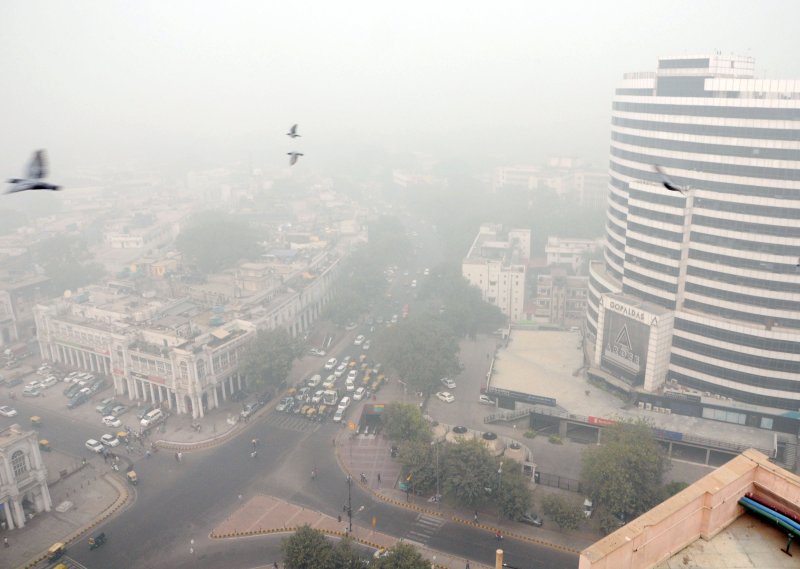 An overview of the Indian capital engulfed in smog. The International Energy Agency sees mixed opportunities for renewable energy in the country. Photo by Str/EPA