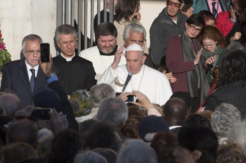 Jewish group criticizes pope for likening refugee centers to concentration camps
