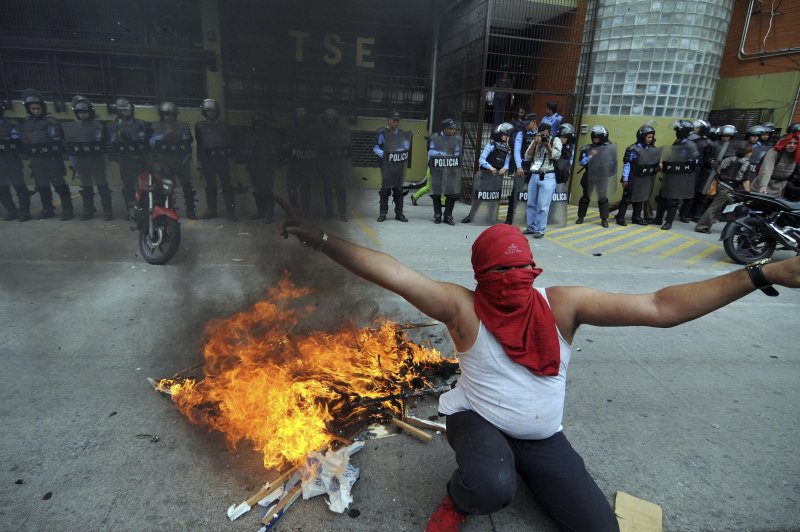 Supporters of opposition presidential candidate Salvador Nasralla protest in Tegucigalpa, Honduras, Thursday. Photo by Humberto Espinoza/EPA
