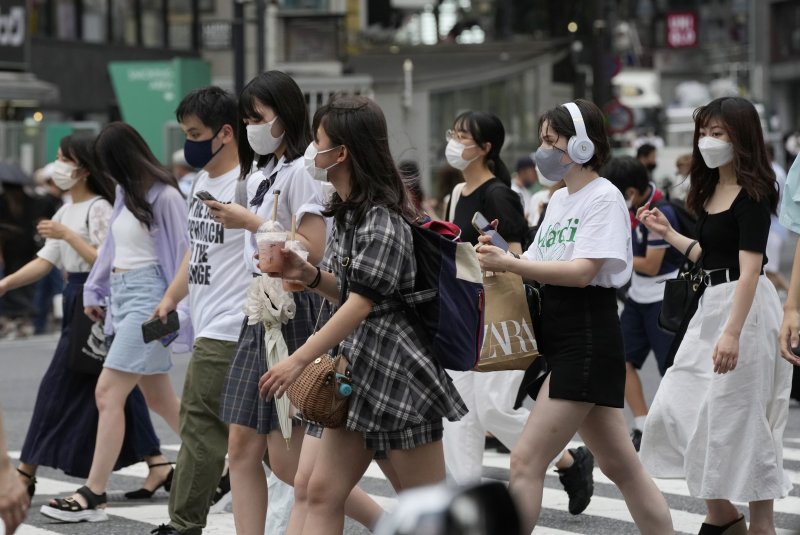 Wearing face masks, People walk on a crosswalk at Shibuya in Tokyo, Japan, on Thursday. Photo by Kimmasa Mayama/EPE-EFE