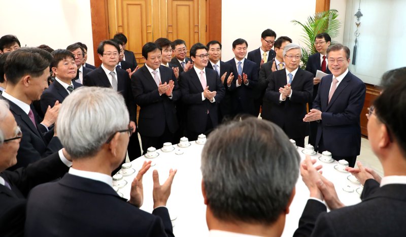 South Korean President Moon Jae-in (R) talks with the heads of the nation's leading news organizations on Thursday. Photo by Yonhap