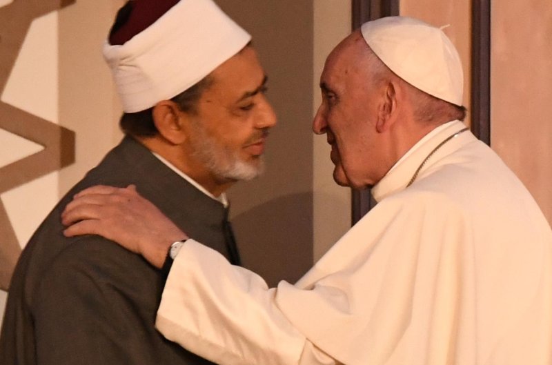Pope arrives in Egypt to show solidarity with Coptic Christians