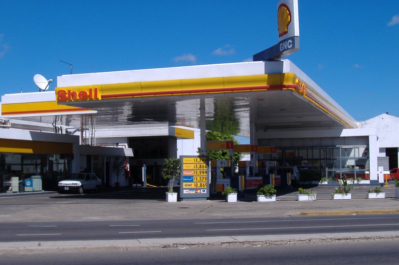 Royal Dutch Shell sheds assets in Argentina, including it's retail operation, but will maintain it's grip on one of the more promising shale basins in the world. Photo courtesy of <a class="tpstyle" href="https://creativecommons.org/licenses/by-sa/2.5/legalcode">Wikimedia Commons</a>