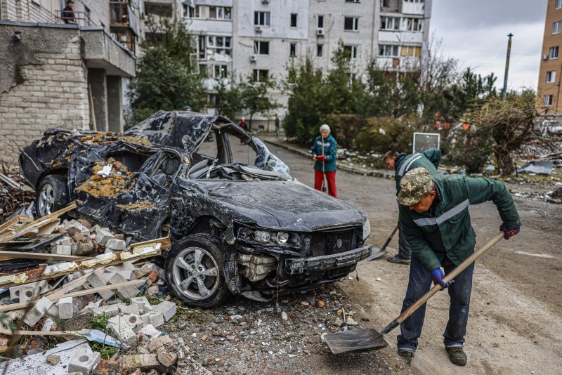 People remove debris at a residential area hit by shelling in Mykolaiv in southern Ukraine on Sunday. Photo by Hannibal Hanschke/EPA-EFE