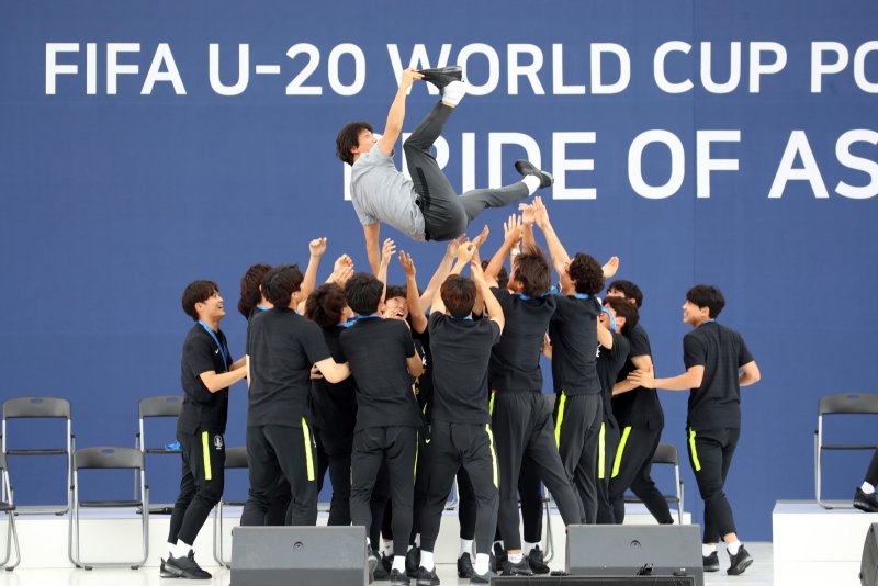 Players of South Korea's U-20 football squad toss head coach Chung Jung-yong into the air during a welcome ceremony in Seoul on Monday. South Korea finished second at the FIFA U-20 World Cup in Poland after losing to Ukraine 3-1 in the final two days ago. Photo by Yonhap