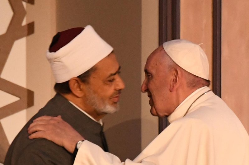 Pope Francis preaches unity, tolerance and non-violence at Cairo mass
