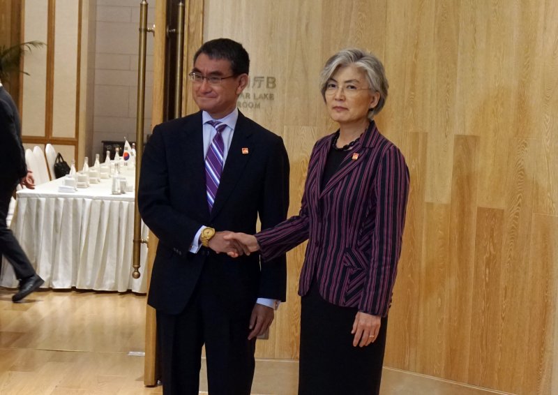 S. Korea, Japan hold talks amid high tensions over trade, history