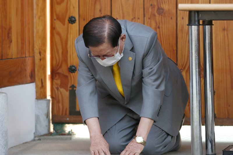 Lee Man-hee, founder and leader of the Shincheonji Church of Jesus, Temple of the Tabernacle of the Testimony, apologized for the role his organization has played in the COVID-19 epidemic in South Korea on Monday. File Photo by Yonhap/EPA-EFE