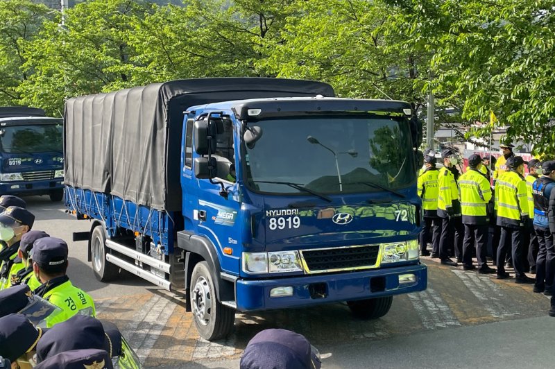 Anti-THAAD protesters confront police in South Korea during fourth delivery