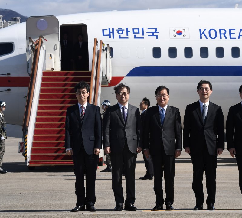Chung Eui-yong (C), head of the presidential National Security Office, Suh Hoon (second from left), chief of the South's National Intelligence Service, and other delegates pose before boarding an aircraft as they leave for Pyongyang at a military airport in Seongnam, south of Seoul. Photo by Jung Yeon-je/EPA/EFE