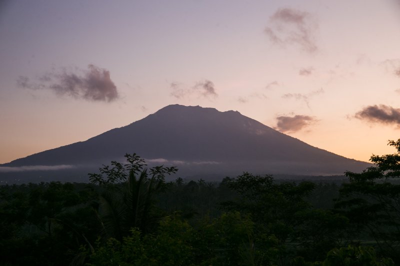 Bali's Mount Agung threatens to erupt for the first time in 50 years